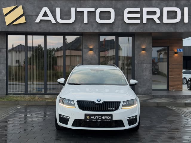 Škoda Octavia RS e bardhë